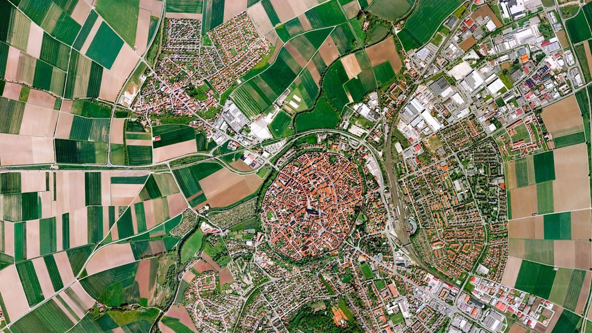 GMapsPlatform's tweet photo. 📍Stop guessing where to open your next store. Our new Population Dynamics Insights from Earth AI uses geospatial AI to find "sibling" regions that mirror your best locations, even in new markets ➡️ https://t.co/padYIeyv92 https://t.co/c3Hq1Bi2wL