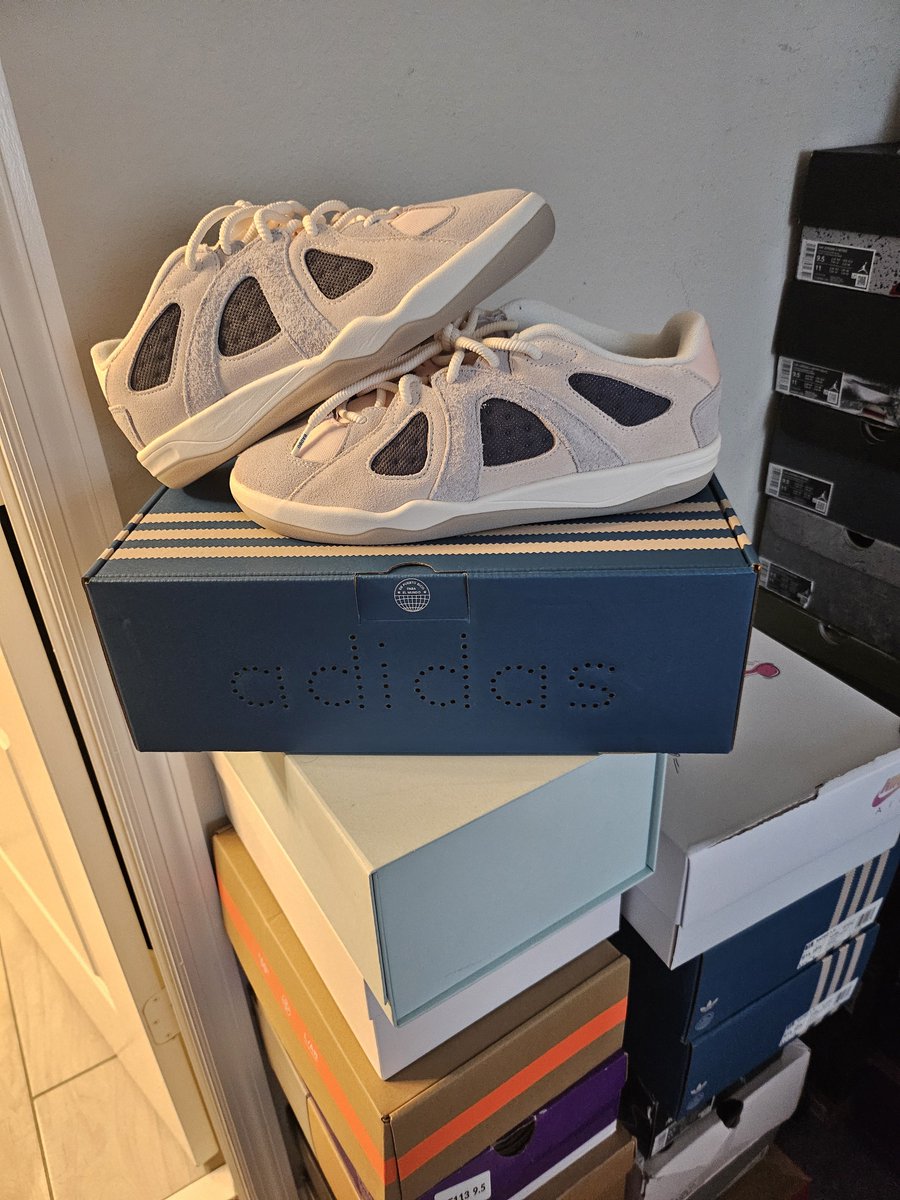 DBojadzije18894's tweet photo. Just came in the mail 🐰 #Sneakers #Head #Adidas #Mailcall https://t.co/SYvAazbvns