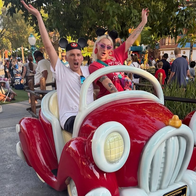 TrixieUpdates's tweet photo. Trixie and Juno stun at Disney ahead of their collab for Trixie and Katya’s Patreon. https://t.co/ysD19yjjzG