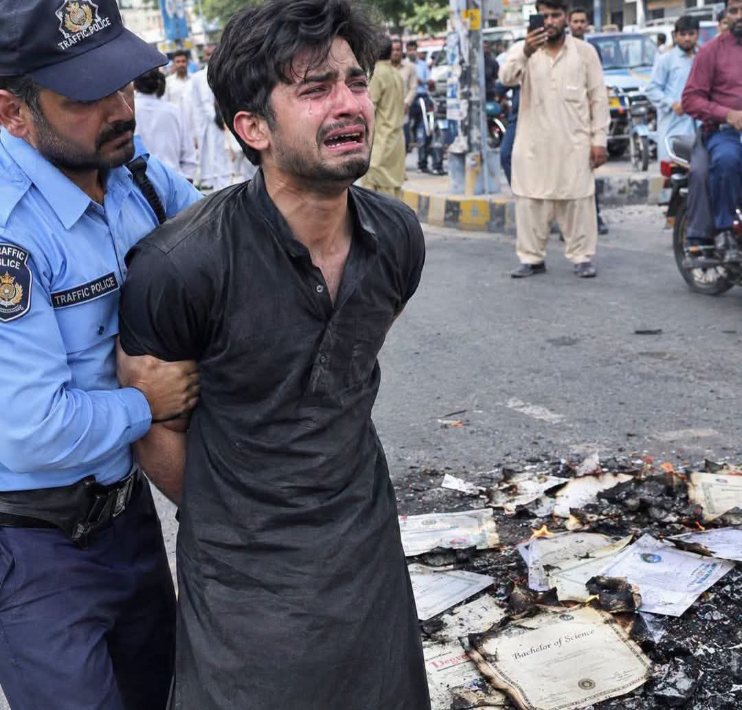 NiniYmz's tweet photo. ملتان کے شاہ رکنِ عالم علاقے میں 26 سالہ ساجد نے مبینہ طور پر تین سالہ بے روزگاری اور سماجی طعنوں سے تنگ آ کر اپنی ایم فل کی اسناد اور ڈگریاں چوراہے پر جلا دیں، اور خود کو پیٹرول سے آگ لگانے کی کوشش کی۔
عینی شاہدین کے مطابق وہ نوکری کی تلاش میں بار بار مسترد ہو چکا تھا، اور کئی جگہوں پر سفارش یا رشوت کا مطالبہ کیا گیا۔ موقع پر وہ چیخ رہا تھا کہ ان کاغذات کا کیا فائدہ جب یہ دو وقت کی روٹی بھی نہیں دے سکتے۔ ماچس جلانے ہی لگا تھا کہ ٹریفک پولیس اہلکاروں اور راہگیروں نے اسے روک کر ماچس چھین لی۔ شدید ذہنی دباؤ میں مبتلا نوجوان کو تھانے منتقل کیا گیا، جہاں اس کے غریب والدین بھی پہنچ گئے۔
یہ واقعہ تعلیمی اسناد اور روزگار کے درمیان بڑھتے ہوئے خلا، اور بے روزگاری سے پیدا ہونے والے ذہنی دباؤ کی ایک دردناک مثال ہے۔