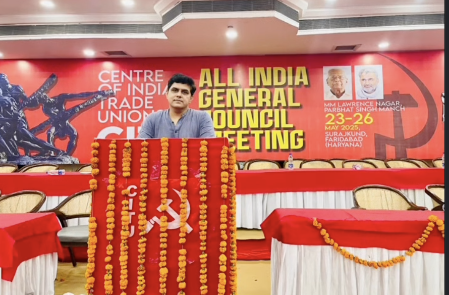 VijayGajeraO's tweet photo. Ravish Kumar will not tell you that this is a Marxist outfit.
For example, this is Subhash Chandran, the media coordinator of the Lawyers' Association for the Constitution.
He is an active Marxist leader. https://t.co/RV94s8hvDX