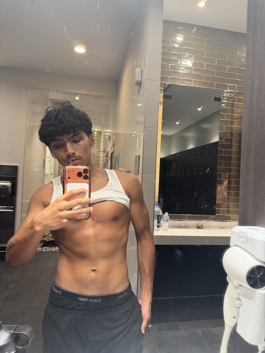 getlikericky's tweet photo. I lost my abs pls cum back https://t.co/f88CH7dczB