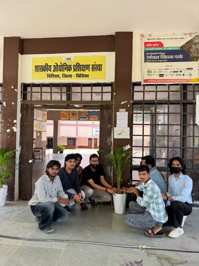 mintechnicalmp's tweet photo. #सेवा_संकल्प_अभियान के तहत प्रदेश की विभिन्न शासकीय आईटीआई में स्वच्छता अभियान एवं वृक्षारोपण कार्यक्रम आयोजित किए गए।

#SevaSankalpAbhiyan https://t.co/gnYY6c1Lfd
