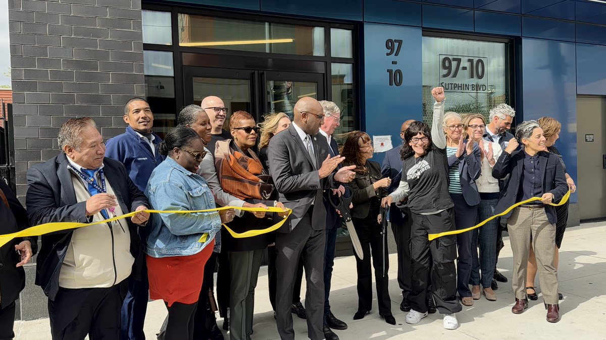 nationalgridus's tweet photo. Last week, we joined @BrGround to celebrate the opening of Sutphin Senior Residence in Jamaica, Queens, a new affordable and supportive housing development that will provide 173 homes for local seniors. Through our Cinderella Grant program, we helped bring this project to life.🏠💙