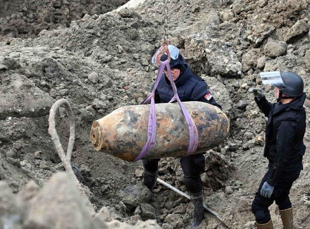 RogerZuercher99's tweet photo. #Germany, now leaders in #EU and #Ursulavonderleyen was bombing #Serbia during #WW2 - not exploded #Bomb 500kg was found during works in #Belgrade 2026
You see who is leading EU! #Terrorstate which makes costs today. https://t.co/VMW1kpyBSU
