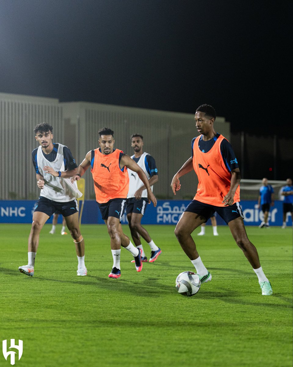 mishoo_175's tweet photo. RT @MnbrAlhilal: مشاركة عدد من لاعبي الشباب في تدريبات الفريق الأول 💙 https://t.co/cnzRCB5Rxp