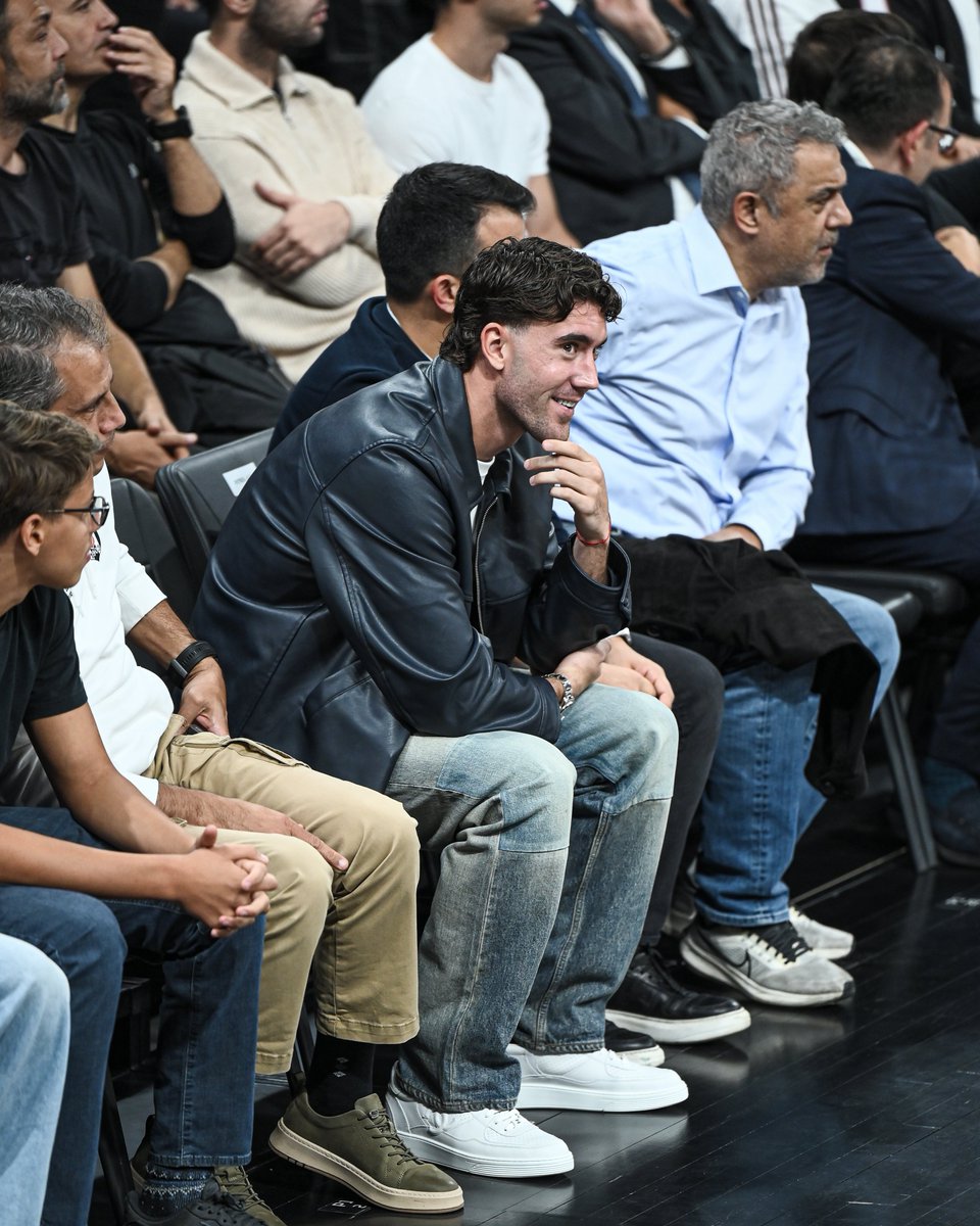 BJK_Basketbol's tweet photo. Dusan Vlahovic ile Fabio Miretti de bugün bizimle birlikte. 🖤🤍 https://t.co/R0oAtNzg2y
