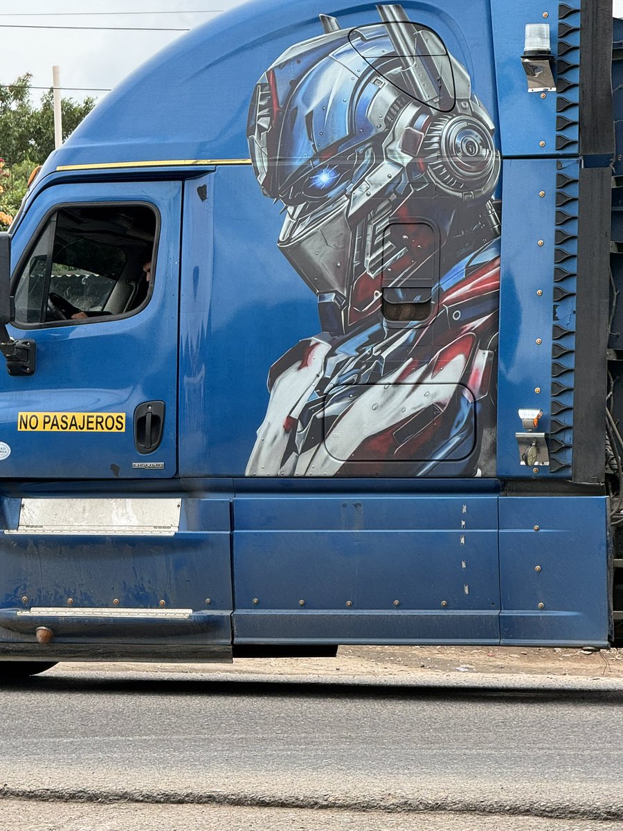 FerPokeCity's tweet photo. No me lo van a creer pero encontraré a Optimus Prime en la carretera 🫪😍 https://t.co/fb16g6ryeu