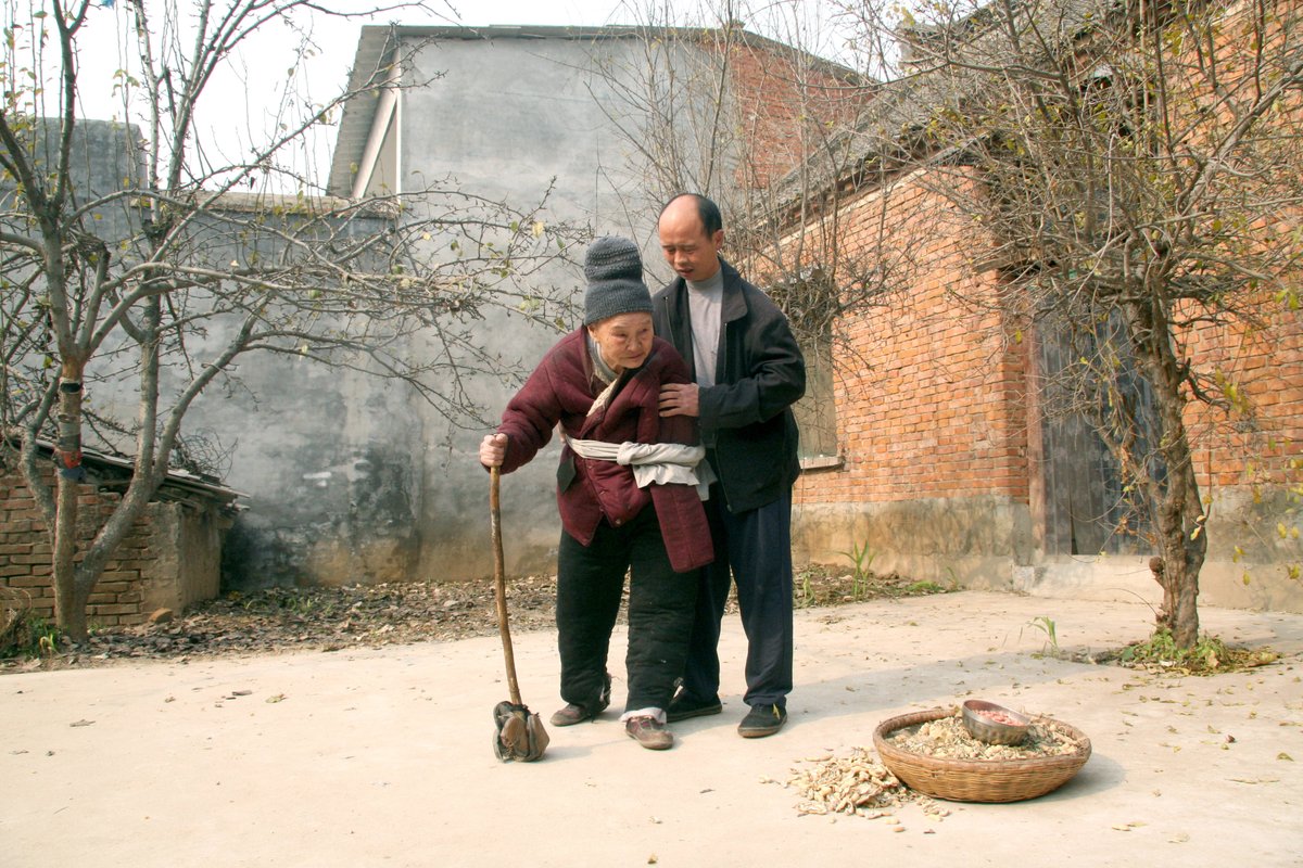 timot_hyh35_319's tweet photo. At the old courtyard, I helped grandma harvest crops in the field under a hood, enjoying the warm countryside.， https://t.co/nNiaJx5PFg