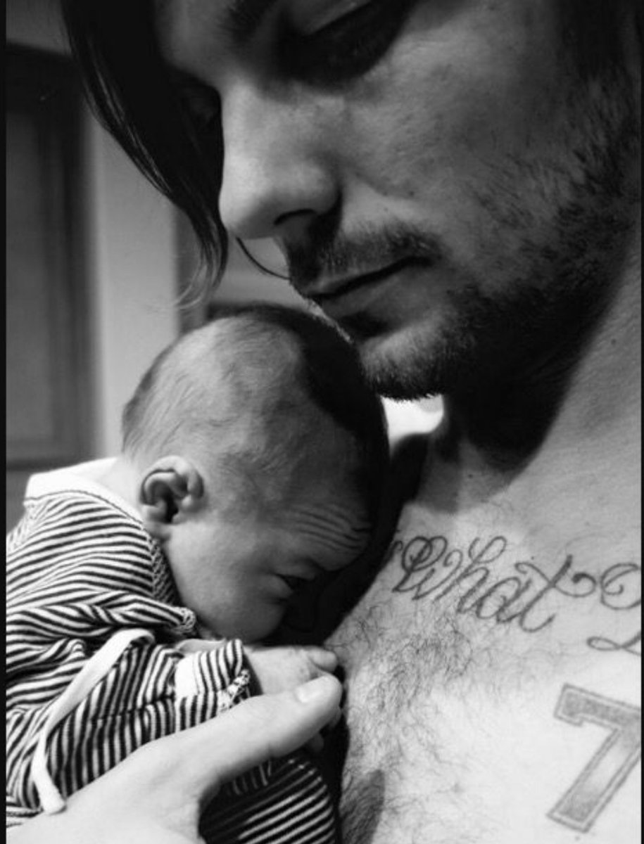 louvodoo's tweet photo. louis dijo que su madre le recomendó que tenga contacto piel con piel con freddie cuánto fuera posible porque los papás no tienen la misma oportunidad de vincularse a través de la lactancia lo hizo y además nos compartió esos momentos y hubo gente que se burló de estas fotos 🫤 https://t.co/fqiKZog6n0
