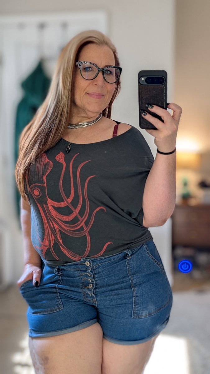 Sjarseneault1's tweet photo. Still sorting through all the things, but lunch break!
#ootd #kraken #tentacles #tentaclesanyone #dontjudgemelol #over40style #plussizestyle #midsizefashion #softgoth #altfashion #squidshirt #graphictee #denimshorts #casualootd #momootd #glassesgirl #ublins #altstyle #spookyseasonstyle #baltimorecreator #everydayalt #cozyalt