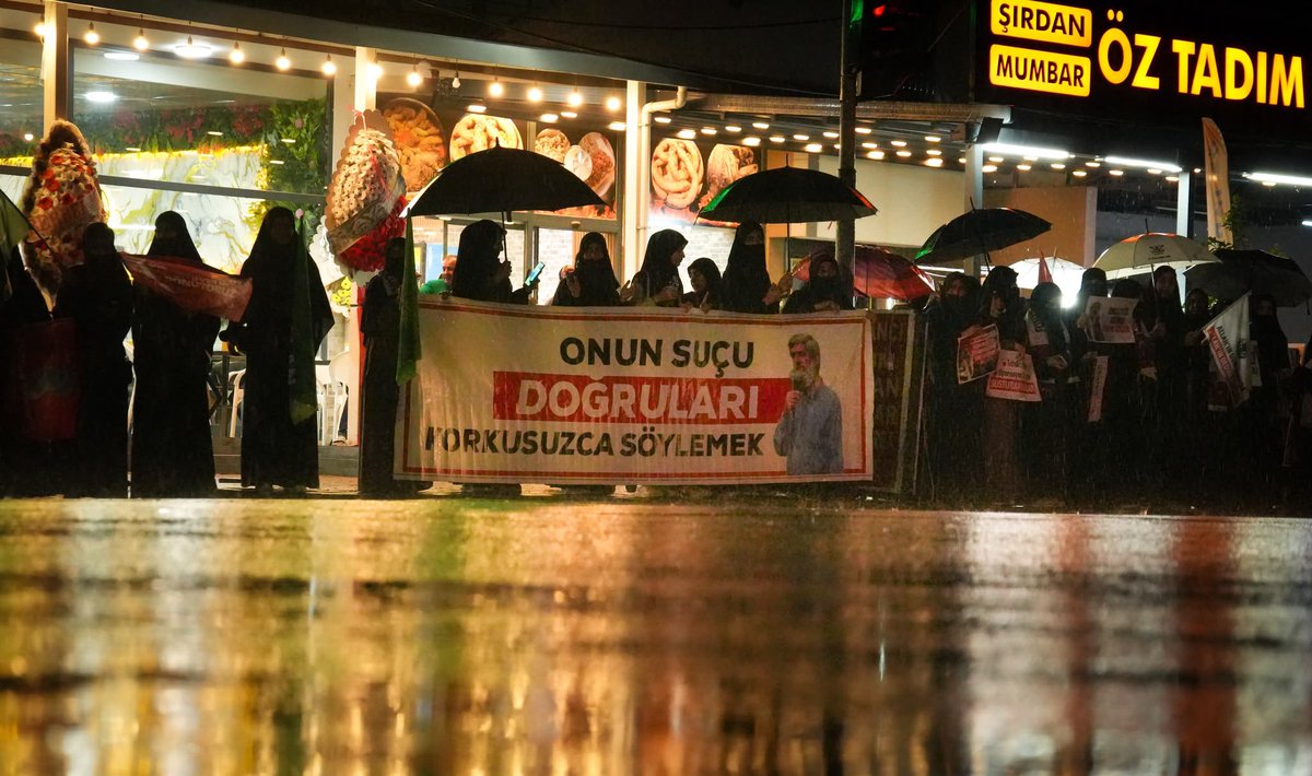 birfedailazimdi's tweet photo. Hangi suç örgütü sokağa çıkıp da tutuklu lideri ve arkadaşları için eylem yapar Allah aşkına?!

Hem de yağmurda ıslanmasına rağmen…

Bırakın suç örgütünü bugün Türkiye’de böyle olan hiçbir topluluk göremezsiniz. Bu çok özel bir şey.. #FurkanKardeşliği https://t.co/7Mt6yTEyPO