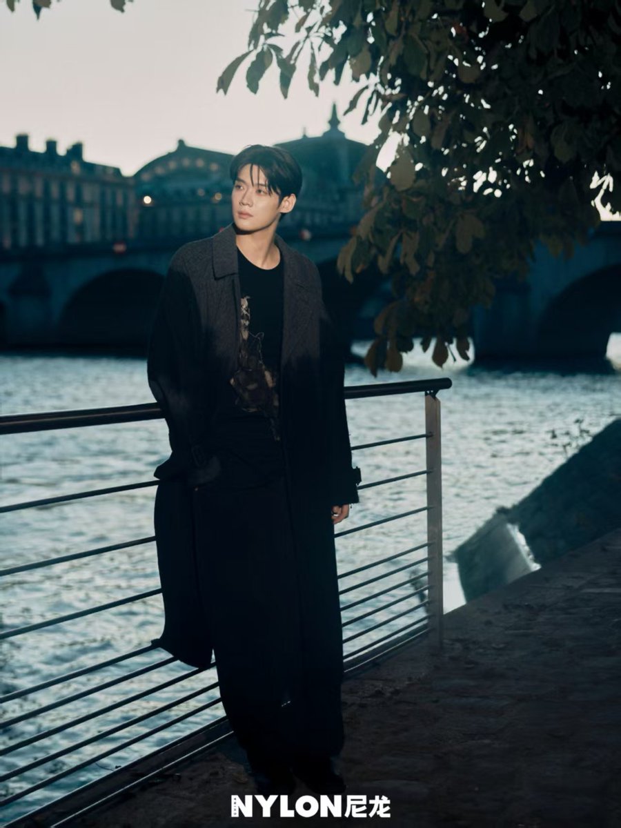 buzheng302's tweet photo. Kim Yoonsik in Paris, surrounded by the artistic language of Yohji Yamamoto.(=^▽^=)

KIMYOONSIK YOHJIYAMAMOTO SS27

#YohjiYamamotoxKIMYOONSIK
#YOONSIKPFWSS27 https://t.co/M8PZ9TKVVd