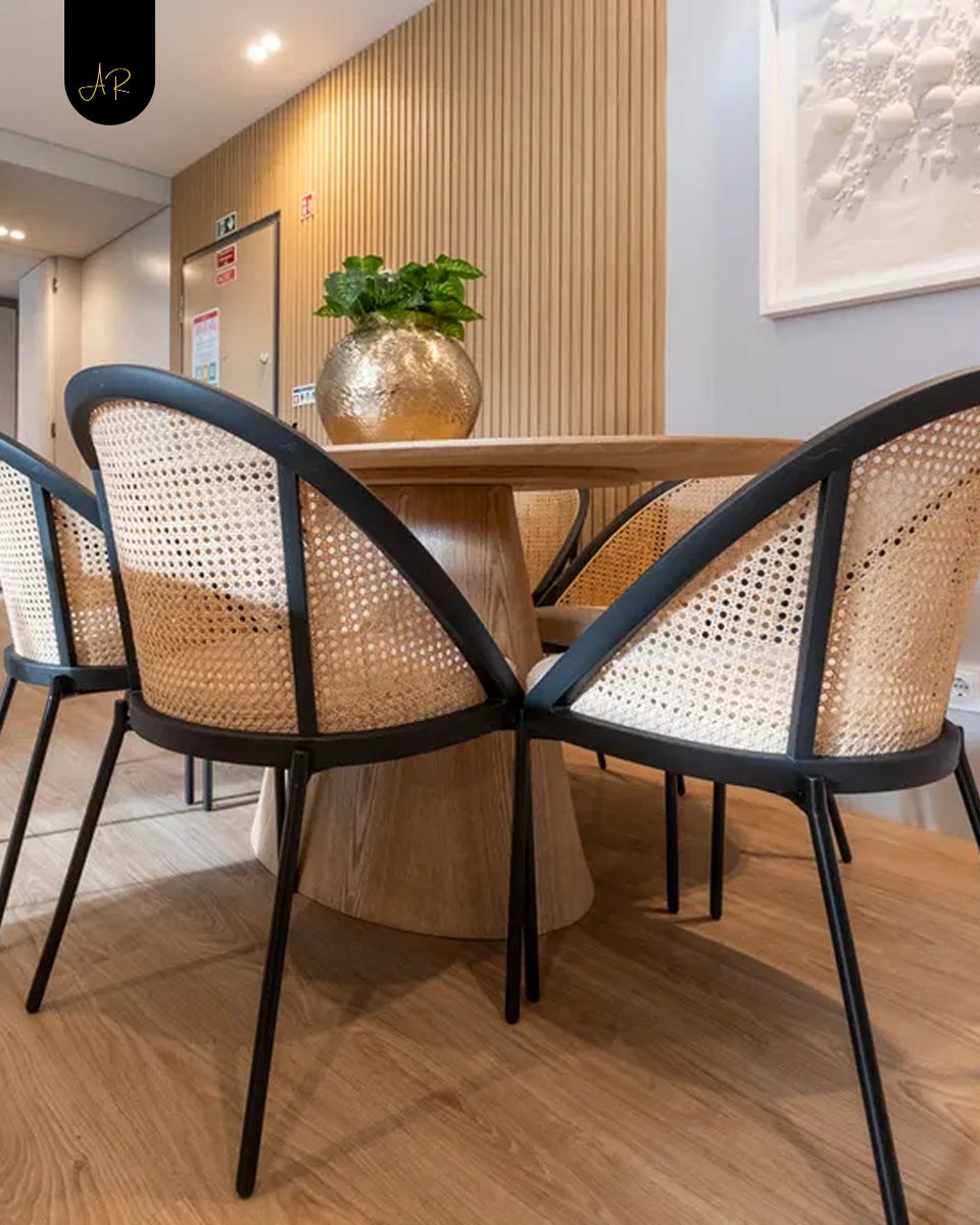 we4r5tyui's tweet photo. Straw and wood on a dining table is a combination that never fails. The round table encourages conversation, while straw chairs with black frames add a special touch. Made especially for this project. Save for inspiration. https://t.co/CUlYNVzO3c