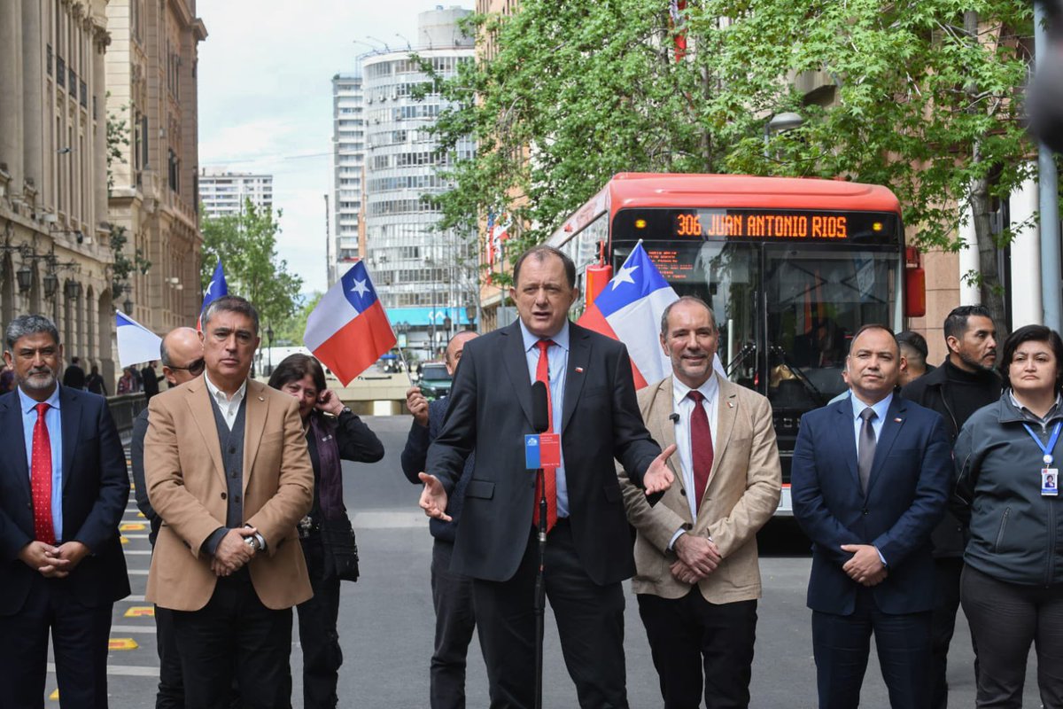 MinistroPoduje's tweet photo. ¡Buenas noticias para quienes transitan a diario por el centro de Santiago! 🇨🇱

Hoy, junto al biministro Louis de Grange y el alcalde Mario Desbordes, volvimos a habilitar el tránsito de buses por calle Bandera, después de 13 años cerrada.

Una reapertura que mejora la conectividad del centro, facilita los desplazamientos y también vuelve a darle movimiento al comercio de San Diego.

Desde este sábado 3 y domingo 4 de octubre, el transporte público realizará una marcha blanca por este eje, para comenzar con sus recorridos habituales desde el lunes 5.