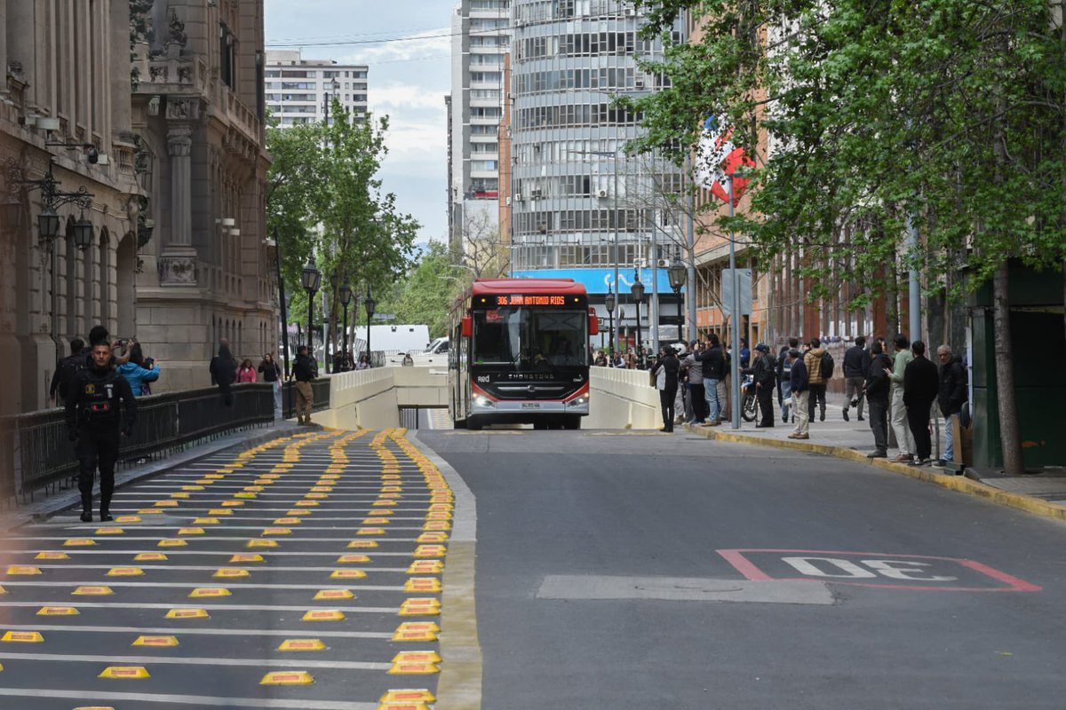 MinistroPoduje's tweet photo. ¡Buenas noticias para quienes transitan a diario por el centro de Santiago! 🇨🇱

Hoy, junto al biministro Louis de Grange y el alcalde Mario Desbordes, volvimos a habilitar el tránsito de buses por calle Bandera, después de 13 años cerrada.

Una reapertura que mejora la conectividad del centro, facilita los desplazamientos y también vuelve a darle movimiento al comercio de San Diego.

Desde este sábado 3 y domingo 4 de octubre, el transporte público realizará una marcha blanca por este eje, para comenzar con sus recorridos habituales desde el lunes 5.