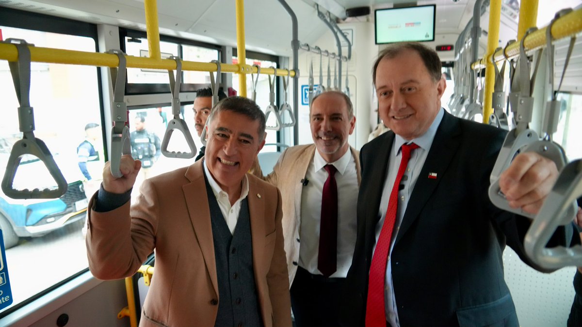 MinistroPoduje's tweet photo. ¡Buenas noticias para quienes transitan a diario por el centro de Santiago! 🇨🇱

Hoy, junto al biministro Louis de Grange y el alcalde Mario Desbordes, volvimos a habilitar el tránsito de buses por calle Bandera, después de 13 años cerrada.

Una reapertura que mejora la conectividad del centro, facilita los desplazamientos y también vuelve a darle movimiento al comercio de San Diego.

Desde este sábado 3 y domingo 4 de octubre, el transporte público realizará una marcha blanca por este eje, para comenzar con sus recorridos habituales desde el lunes 5.