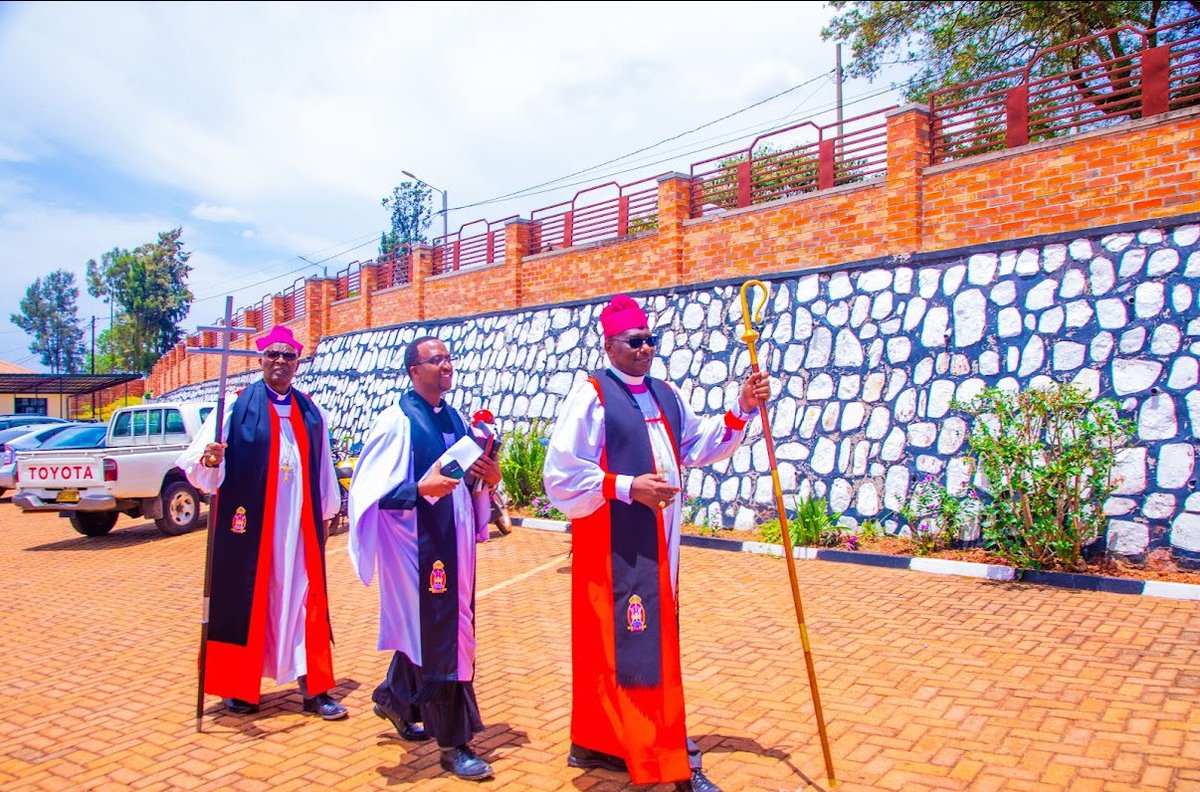 anglicanchurchR's tweet photo. Archbishop Laurent Mbanda Farewell Pastoral visit to the Diocese of Kibungo where he was warmly received by Bishop Emmanuel Ntazinda, Clergy and lay christians of the diocese. https://t.co/BYCNi4JCMC