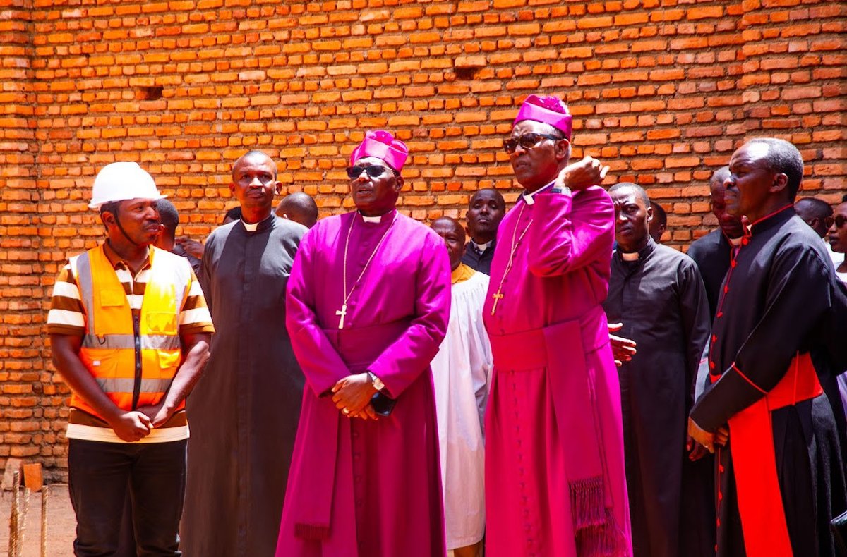anglicanchurchR's tweet photo. Archbishop Laurent Mbanda Farewell Pastoral visit to the Diocese of Kibungo where he was warmly received by Bishop Emmanuel Ntazinda, Clergy and lay christians of the diocese. https://t.co/BYCNi4JCMC