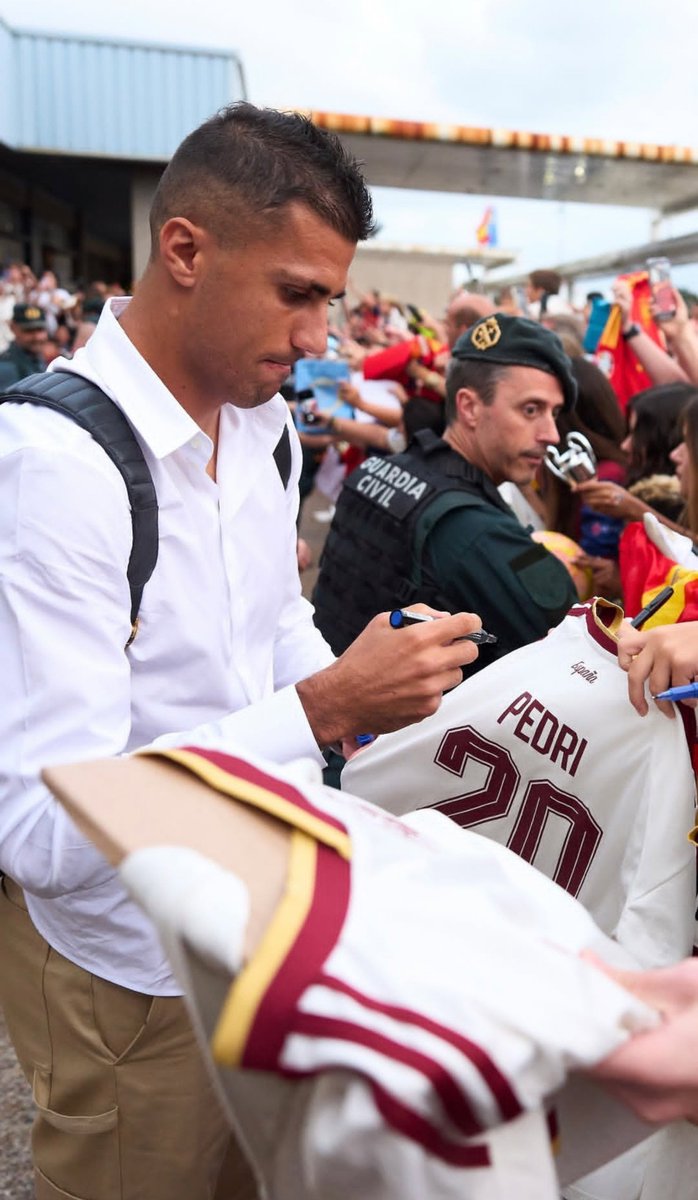 fedrismo's tweet photo. Todos firman la camisa de Pedri https://t.co/tIu2fgUV6I