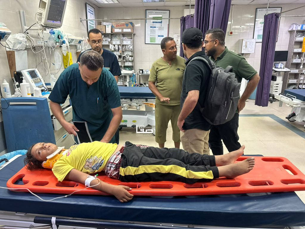 AbujomaaGaza's tweet photo. This girl was wounded by Israeli fire earlier today in Khan Younis, south of the Gaza Strip https://t.co/fQF83zj94T