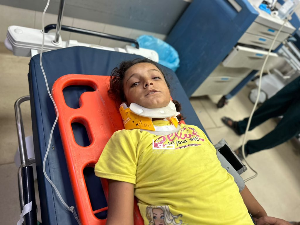 AbujomaaGaza's tweet photo. This girl was wounded by Israeli fire earlier today in Khan Younis, south of the Gaza Strip https://t.co/fQF83zj94T