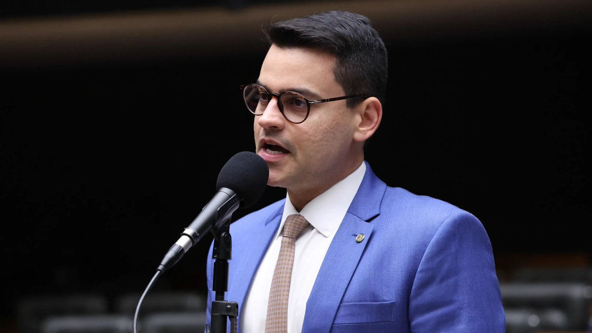 diarioonline's tweet photo. 🚨Yury do Paredão é alvo de operação da PF que investiga ilícitos eleitorais

Foram cumpridos mandados de busca e apreensão, além de medidas de busca pessoal, em Fortaleza, Juazeiro do Norte e Barbalha. https://t.co/whFOuOt5rw