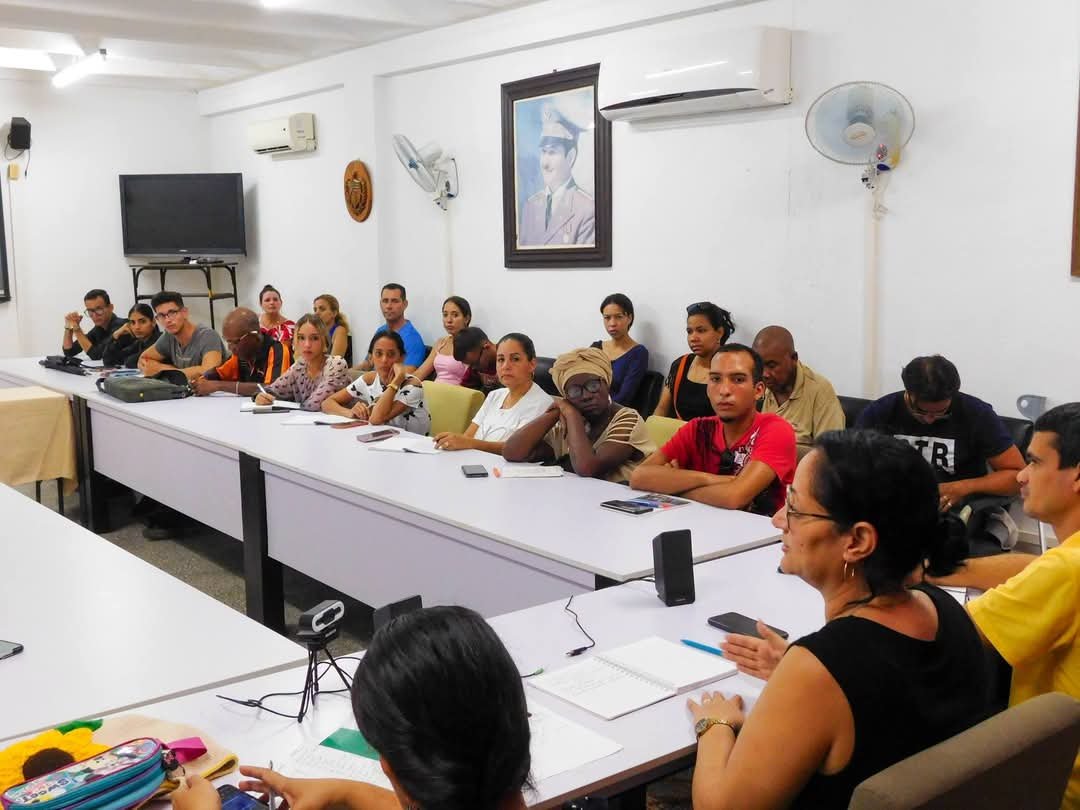 CubaMES's tweet photo. 🤝 Hoy se realizó un fructífero encuentro en la @ULTCuba con los egresados que realizan su proceso de adiestradamiento en esta casa de altos estudios. Estuvo presidido por la rectora, la Dr. C. @VirgenYoenia. 

ℹ️📷 #SomosULT #EducaciónSuperior #Cuba https://t.co/YcjVeCdeRa