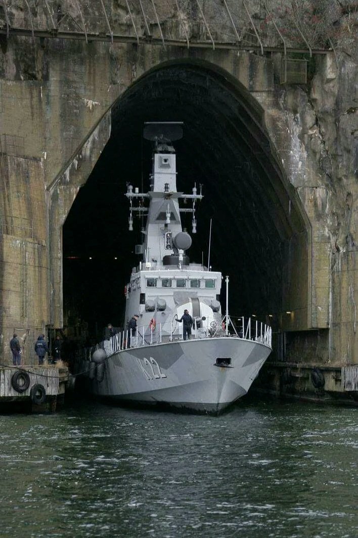 RealAirPower1's tweet photo. HSwMS Gävle casually coming out of the Muskö Naval Base, a JAS 37 Viggen emerging from Nya Berget. The Swedes love putting things underground. In fact, if Sweden could put it inside a mountain, chances are they did 🇸🇪 https://t.co/jhlBNkEoRo