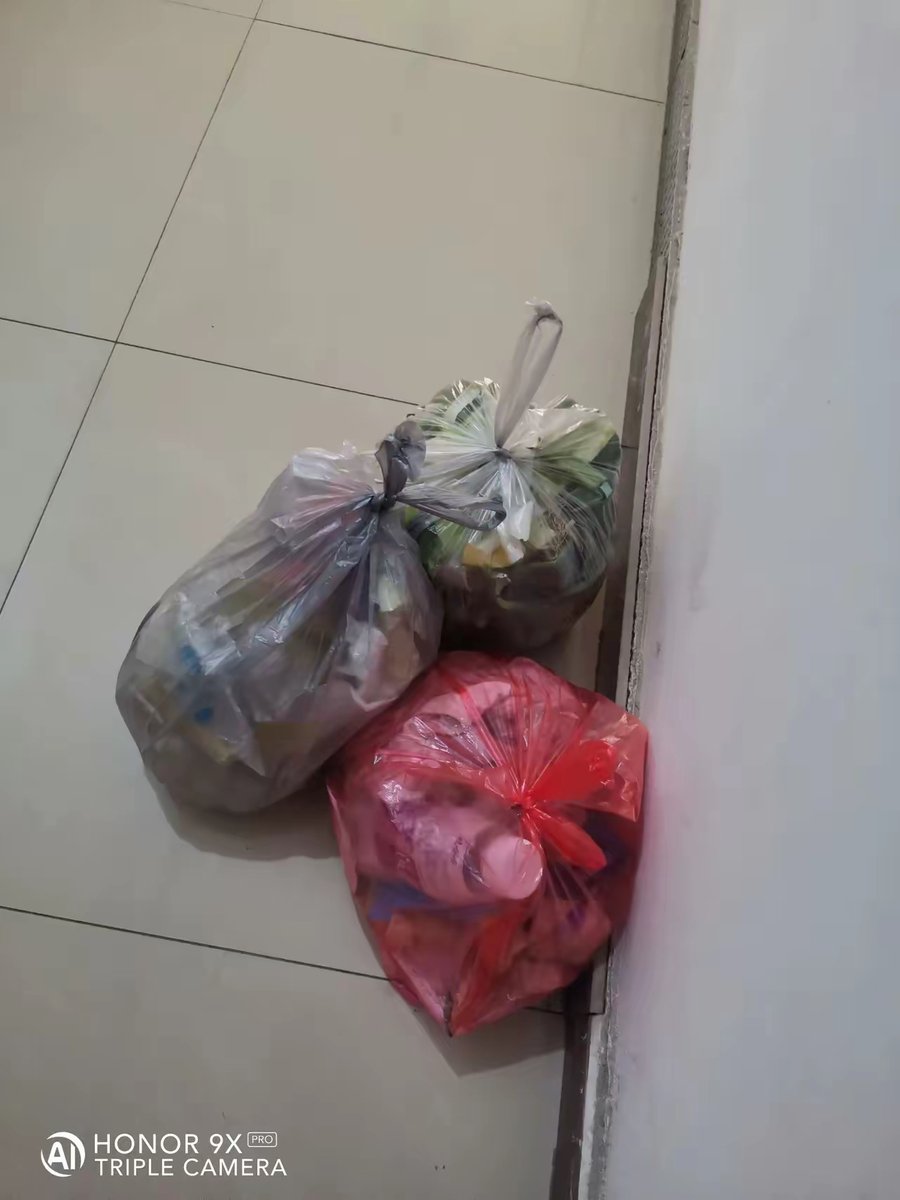 AmaraChapml3yc's tweet photo. Hoy ayudé a la vecina del 3ro a cargar sus compras hasta su puerta, y me invitó un dulce casero! （今天我帮3楼的邻居把购物车的东西送到家门口，她还邀请我吃了一份自制甜点！） https://t.co/fn9DYGA9Ca