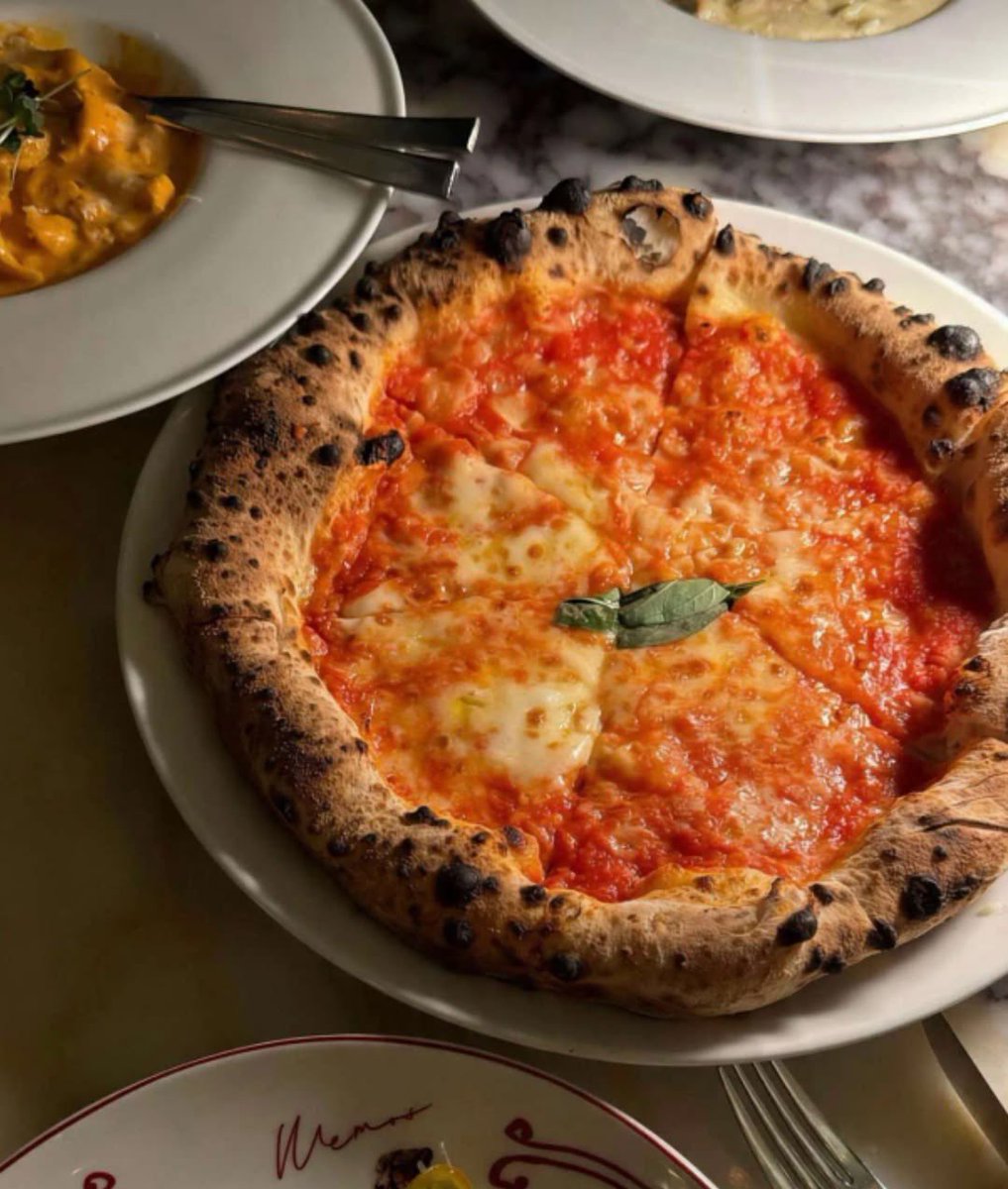nsonothing's tweet photo. how pinterest sees me:
★ fashion 
★ pantone 
★ mood 
★ food

aight so you had like every food to choose from and you gave me cheeseless pizza https://t.co/oO0QHjKiWu