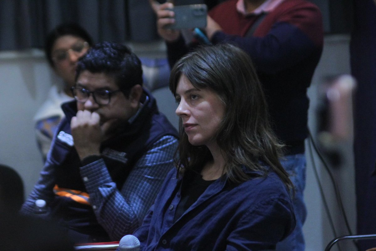 INDICEMEDIAMX's tweet photo. ⭕️ #Cuestiona periodista británica a Gobierno de Tlaxcala por trata de personas. La pregunta fue directa: ¿Un proxeneta no puede trabajar libremente en el estado?…
Durante el ejercicio periodístico Diálogo Circular, la periodista británica Louisa Callaghan, corresponsal de The Sunday Times y especialista en trata de personas, cuestionó al coordinador de Comunicación del Gobierno estatal, Antonio Martínez, y a la titular de la Secretaría de la Mujer, Nydia Cano, sobre los casos de trata que persisten en Tlaxcala.
Ambos funcionarios se dedicaron a evadir la realidad, y el vocero terminó por contradecir a la gobernadora Lorena Cuéllar quien -dijo en su momento- que afortunadamente en Tlaxcala, el delito de trata ya no existía.
Martínez Velázquez, señaló que Lorena Cuéllar, lo dijo en su oportunidad, y que ahora hay seis casos de este delito que investiga la autoridad ministerial.
Imagen: Cristihan Martínez / NierikaImages