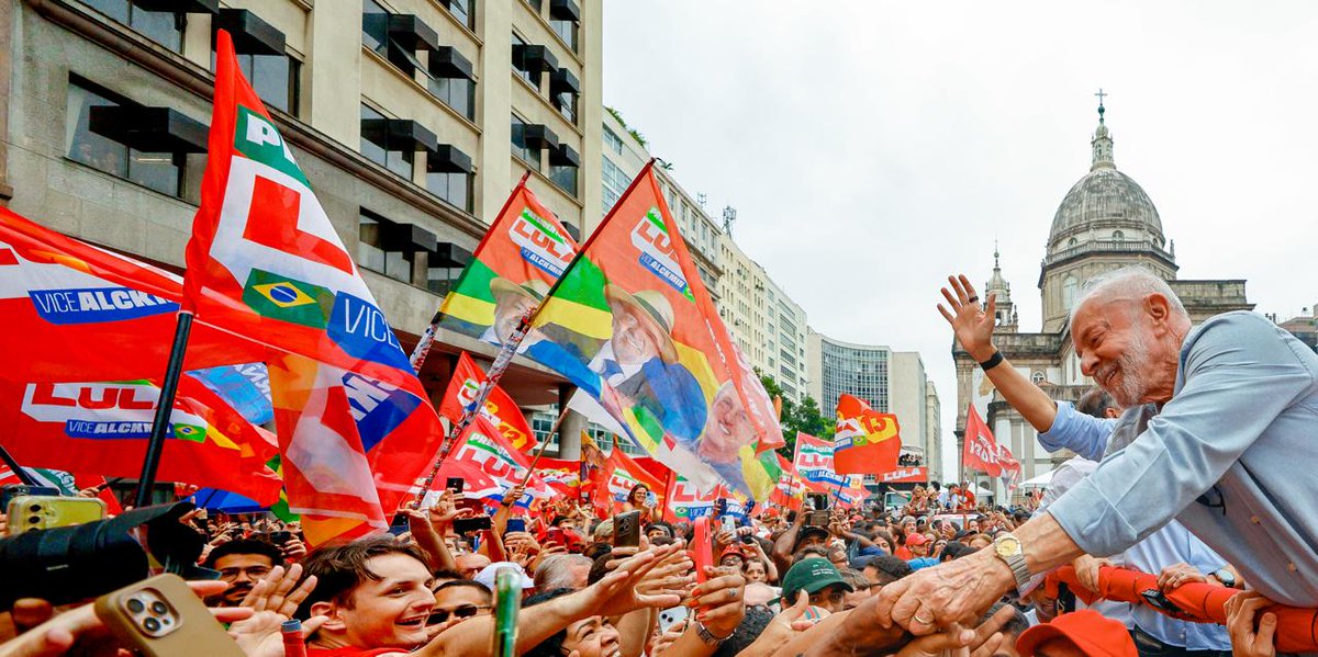 LulaOficial's tweet photo. A voz do povo é o dado que mais importa! ❤️🇧🇷

Estive hoje pelas ruas do centro do Rio de Janeiro, da Praça Pio X em direção à Candelária, com muita gente acompanhando o percurso. 

Sigo ao lado dos trabalhadores e trabalhadoras para o Rio avançar, com mais direitos, dignidade e oportunidades para o povo.

Vem com o time do 13! ⭐❤️

📸 @ricardostuckert