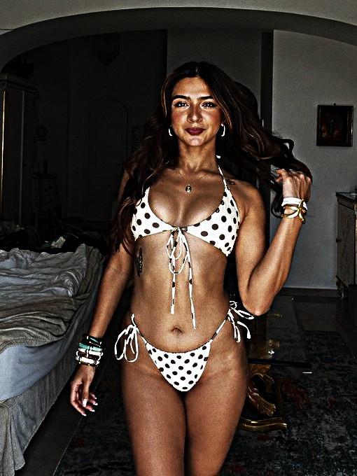 desibaddies__'s tweet photo. You might hate her but still drool for her..🥵💦

#rebelkid #hot #Apoorvamukhija https://t.co/SoyG4QvRBC