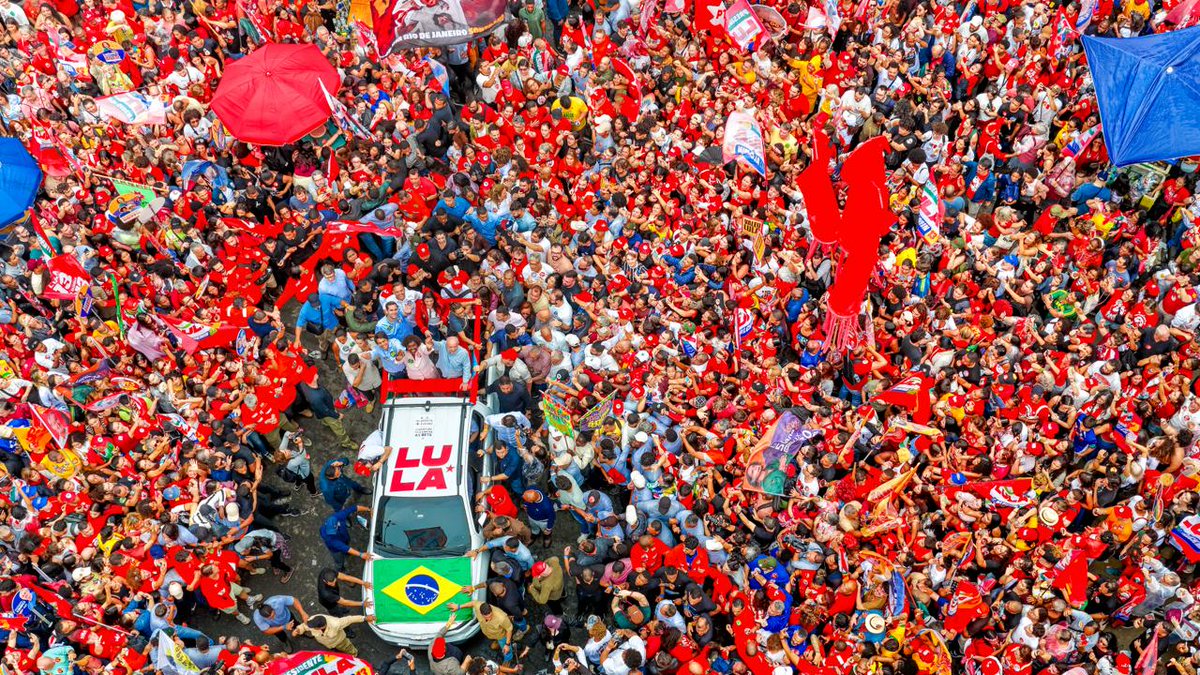 LulaOficial's tweet photo. A voz do povo é o dado que mais importa! ❤️🇧🇷

Estive hoje pelas ruas do centro do Rio de Janeiro, da Praça Pio X em direção à Candelária, com muita gente acompanhando o percurso. 

Sigo ao lado dos trabalhadores e trabalhadoras para o Rio avançar, com mais direitos, dignidade e oportunidades para o povo.

Vem com o time do 13! ⭐❤️

📸 @ricardostuckert