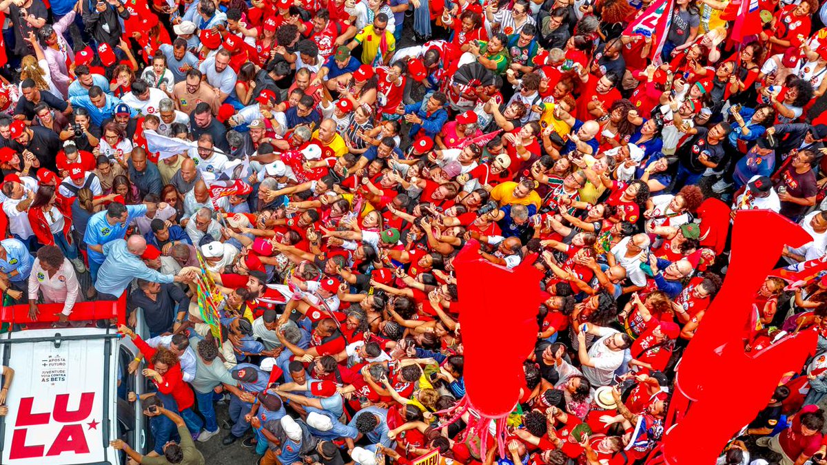 LulaOficial's tweet photo. A voz do povo é o dado que mais importa! ❤️🇧🇷

Estive hoje pelas ruas do centro do Rio de Janeiro, da Praça Pio X em direção à Candelária, com muita gente acompanhando o percurso. 

Sigo ao lado dos trabalhadores e trabalhadoras para o Rio avançar, com mais direitos, dignidade e oportunidades para o povo.

Vem com o time do 13! ⭐❤️

📸 @ricardostuckert