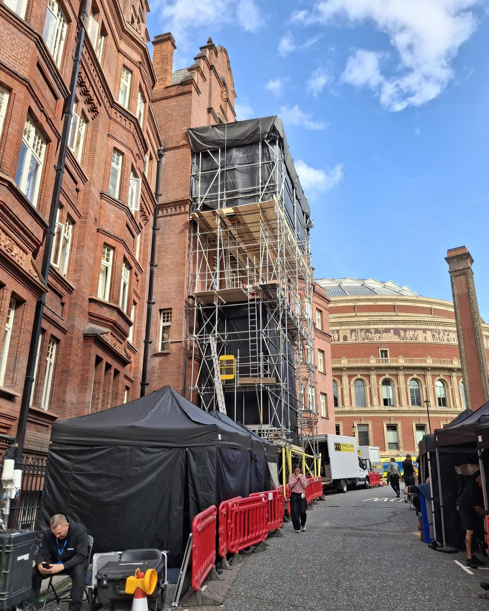 EGGBOY_03's tweet photo. Filming for ‘THE BATMAN PART II’ continues today at Queen Alexandra’s House in London!!!! 🦇🦇

📸: Which-Mushroom5490 -Reddit https://t.co/GqfuIoG3EQ