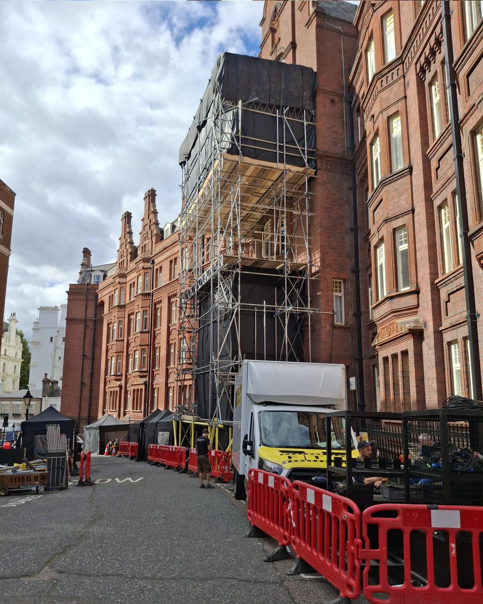 EGGBOY_03's tweet photo. Filming for ‘THE BATMAN PART II’ continues today at Queen Alexandra’s House in London!!!! 🦇🦇

📸: Which-Mushroom5490 -Reddit https://t.co/GqfuIoG3EQ