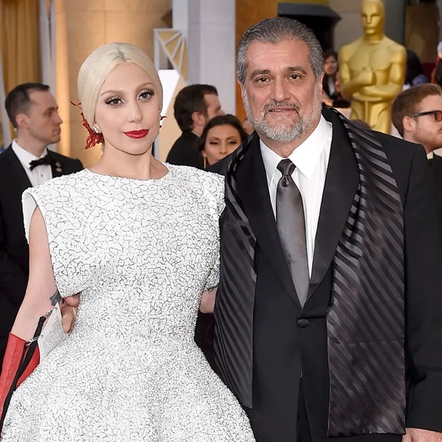 gagasourcelgs's tweet photo. Celebrando os 15 anos da existência do Joanne Trattoria, Joe Germanotta fala sobre o restaurante da família Germanotta e cita Lady Gaga:

"Foi ela quem deu nome ao restaurante", diz Joe. "Minha esposa e eu já estávamos aposentados. A Stefani disse: ‘Mãe, você vai começar a minha fundação’, a Born This Way Foundation, ‘e pai, você vai ser dono de um restaurante’, porque ela sabia que era isso que eu sempre quis."

Joe se emociona e diz: "Como você pode ver, eu fico emocionado. E ela disse: ‘Você vai chamá-lo de Joanne’. Ela é uma filha maravilhosa. Depois, ela compôs o álbum."