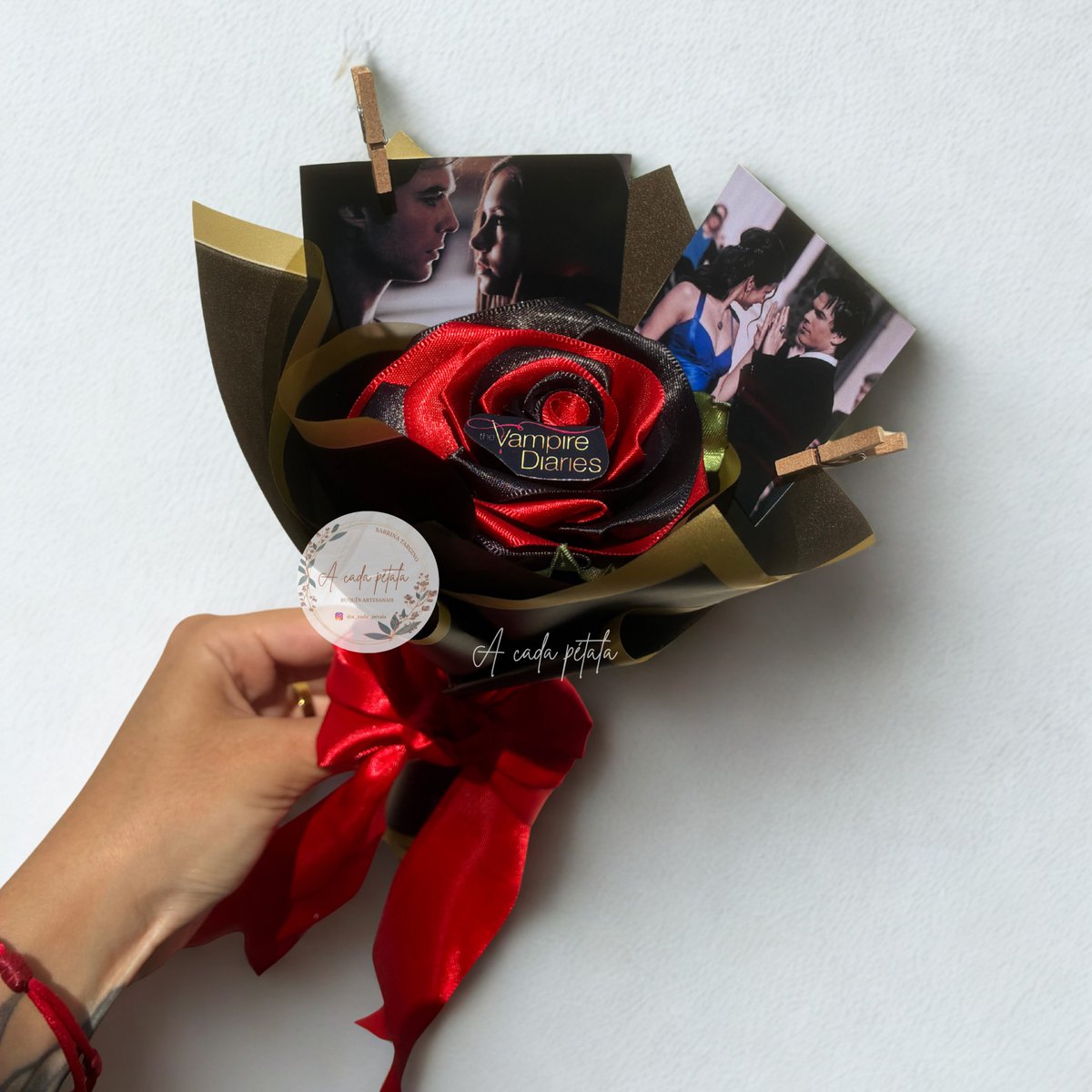 theghostofyouII's tweet photo. Photo by A Cada Pétala | Handmade Bouquets | Presidente Epitácio in Presidente Epitácio. May be an image of a bouquet, laundry basket, flower arrangement, prairie gentian, baby's breath, rose, carnation, and text. https://t.co/uhjI3acHuG