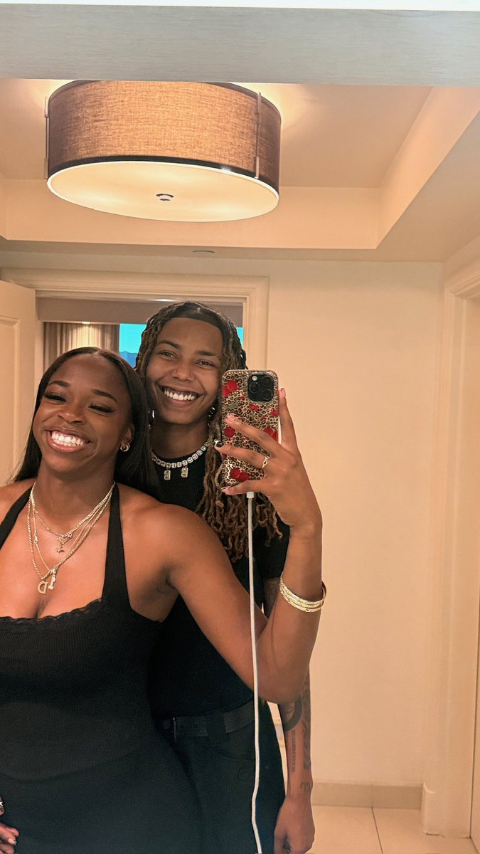 tallkiddbree's tweet photo. quite literally 👩🏽‍❤️‍💋‍👩🏾 https://t.co/YCzSF4JdpG