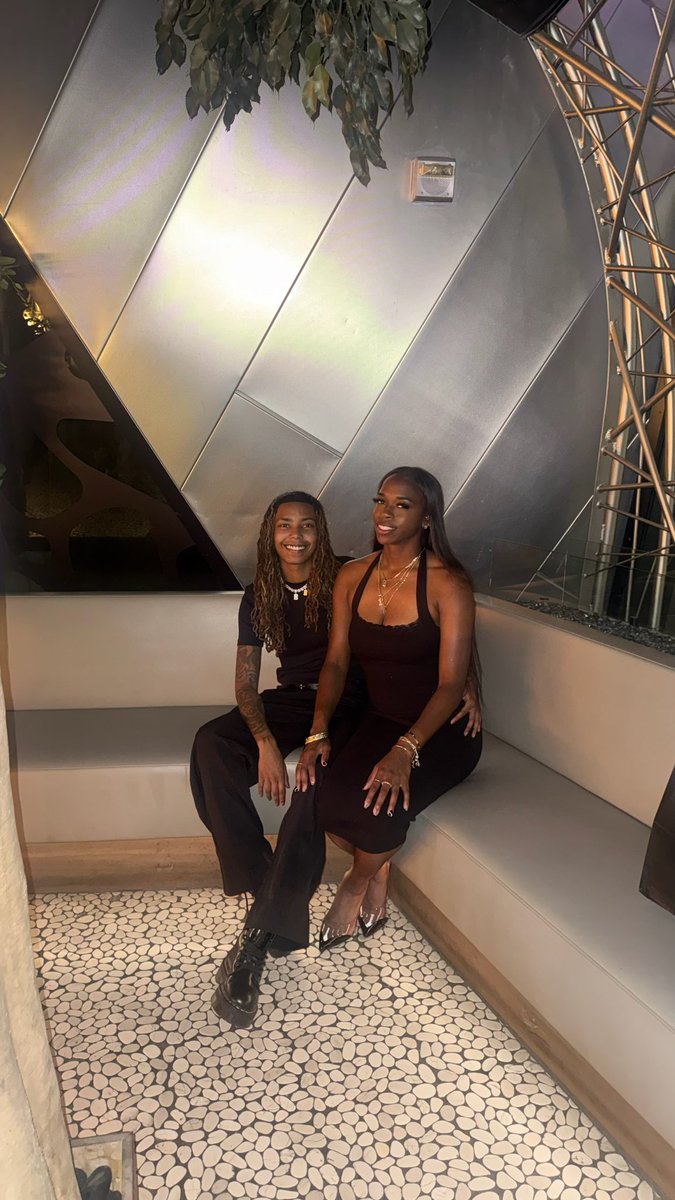 tallkiddbree's tweet photo. quite literally 👩🏽‍❤️‍💋‍👩🏾 https://t.co/YCzSF4JdpG