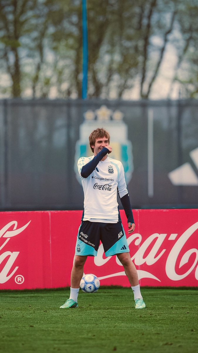 Briagustinaa's tweet photo. Ya lo hicieron con Julián, con Enzo... ahora lo vuelven a hacer con un pibe de 19 años. 

Siéntense y esperen cómo se va a volver a repetir la historia. https://t.co/CWvkvbJ17V