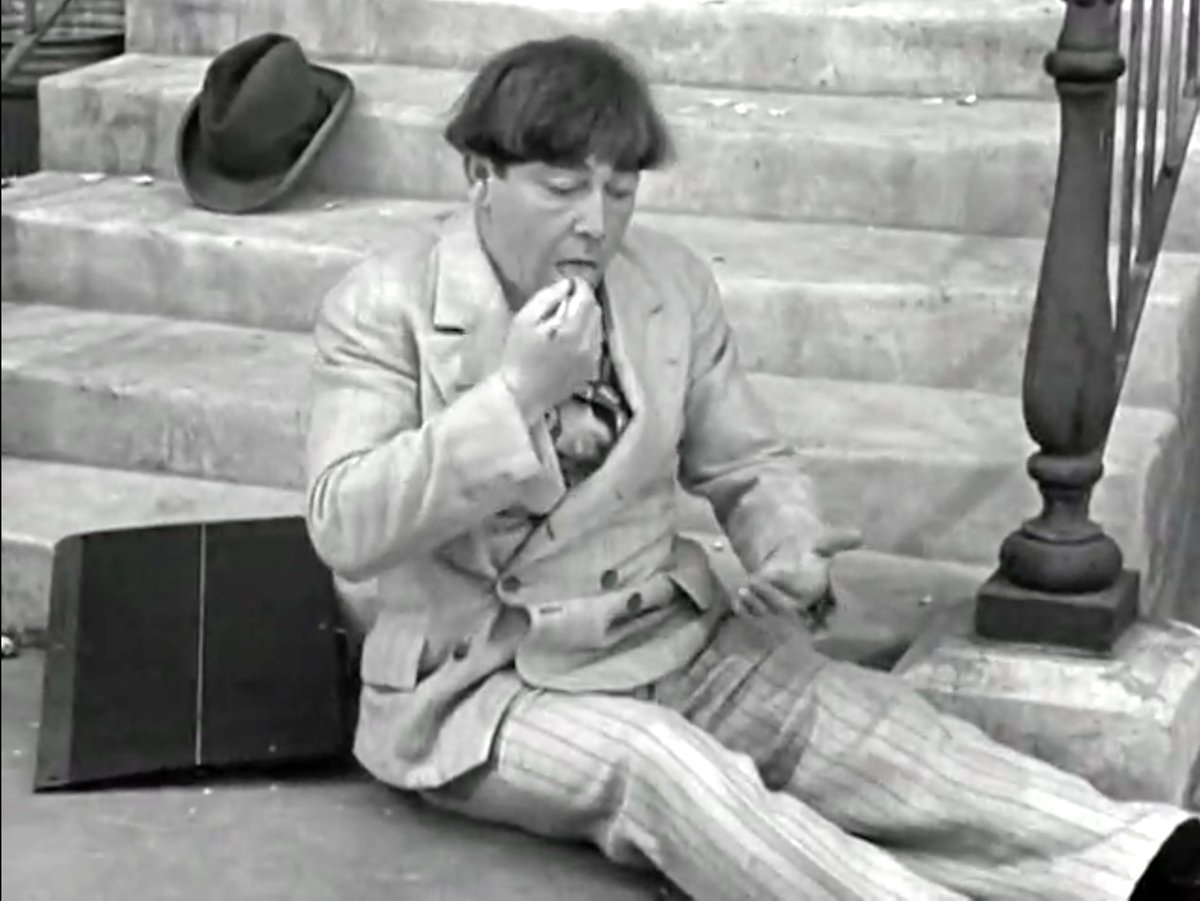 ClownRaynbow's tweet photo. https://t.co/seVHxs94Iy
Released October 4, 1940 - "No Census, No Feeling" starring the #threestooges (Moe, Larry, Curly) with Symona Boniface, Vernon Dent https://t.co/qogREXFWZB