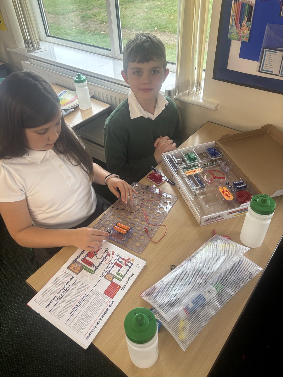 DaneRoydY6's tweet photo. No better way to end a science topic than using our circuit boards to try over 100 challenges! @DaneRoydSchool #DaneRoydScience https://t.co/w2eDHP70Wb