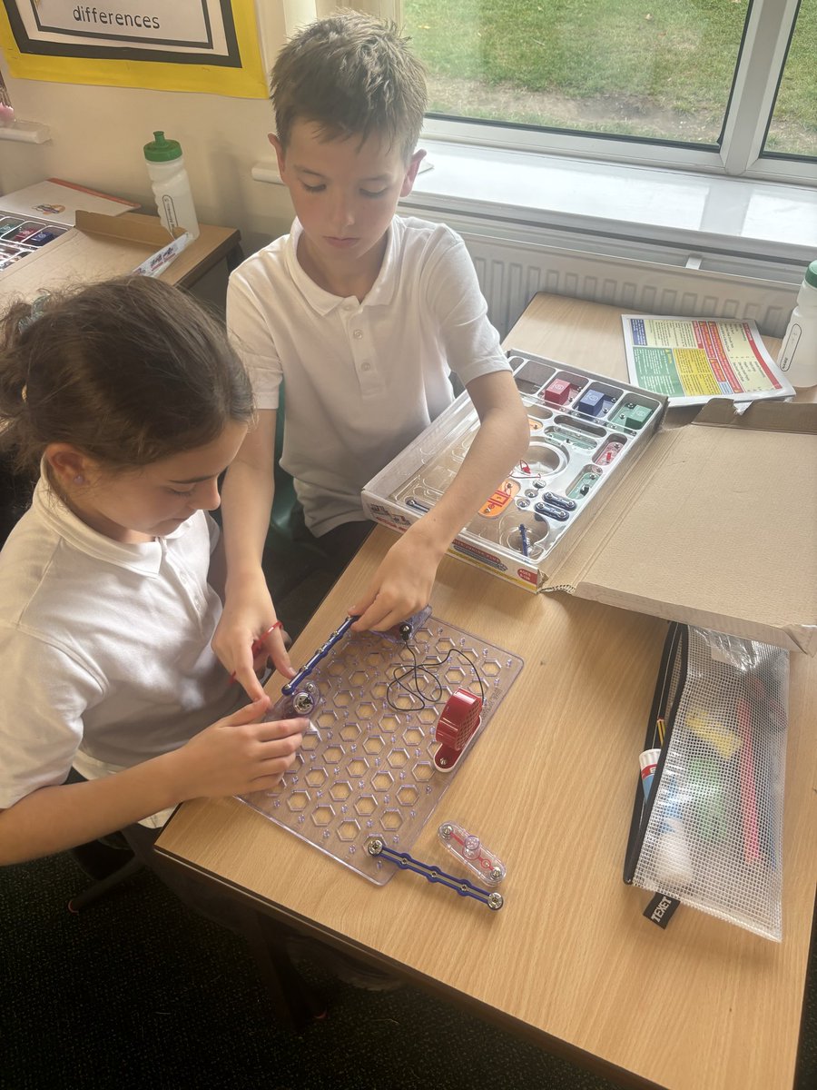 DaneRoydY6's tweet photo. No better way to end a science topic than using our circuit boards to try over 100 challenges! @DaneRoydSchool #DaneRoydScience https://t.co/w2eDHP70Wb