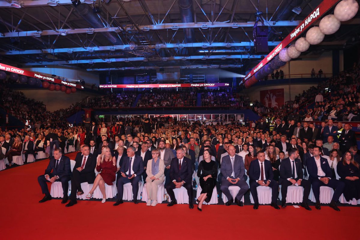 SNSDDodik's tweet photo. У све наше побједе ишли смо храбро, захваљујући огромној подршци нашег народа. Општи избори нису само питање политичке подршке, они су одлука о томе ко ће у наредном периоду предводити Републику Српску и ко ће у њено име снажно заступати интересе српског народа.

Побједник може бити само онај ко искрено воли свој народ и ко се свакодневно за њега бори. Бањалука је вечерас показала ко су побједници!
@minic_savo и @Cvijanovic_Z су избор за снажну Републику Српску, за политику искуства, одговорности и одлучности. За људе који знају шта значи чувати институције Српске, штитити њене интересе и бити уз свој народ онда када је најважније.

Из Бањалуке вечерас шаљемо јасну поруку: треба нам побједничка Република Српска, снажно руководство и људи који знају да се за њене интересе мора борити сваки дан. Ово ће бити побједа за Републику Српску, за народ који зна шта брани и шта оставља будућим генерацијама.

Увијек уз НАРОД
Увијек уз СРПСКУ