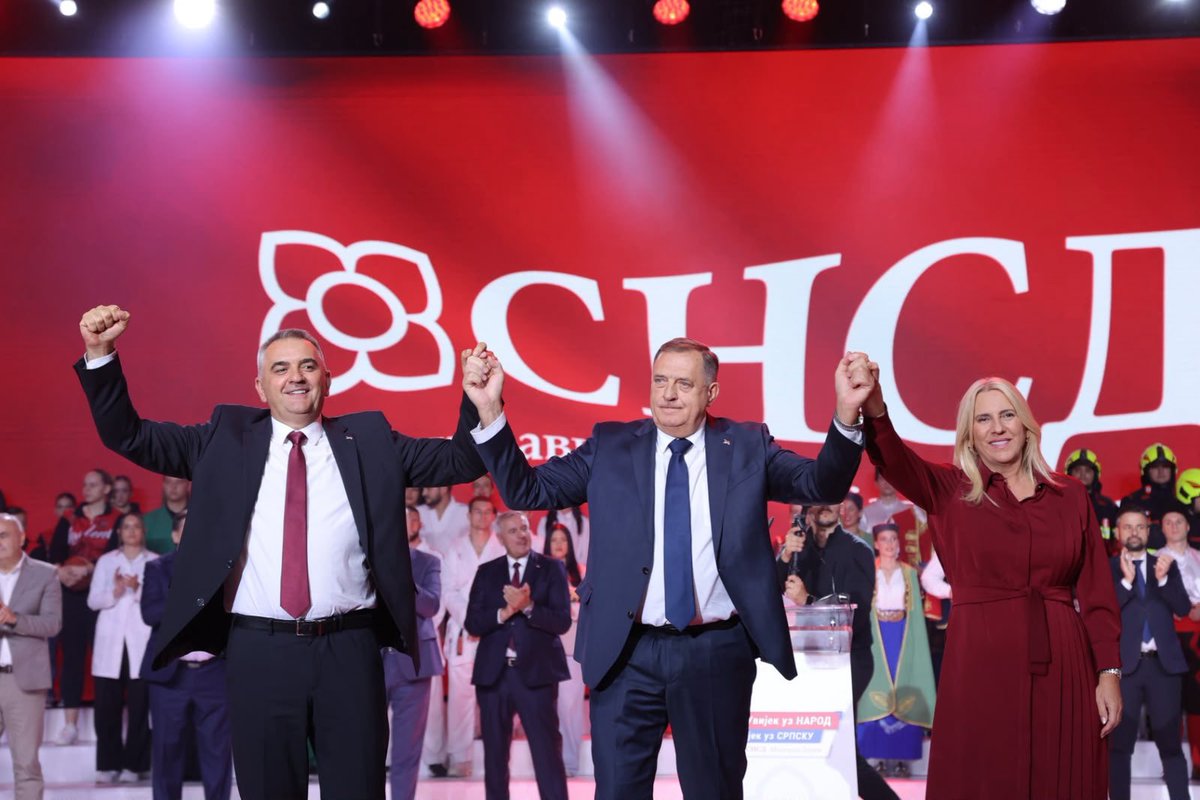 SNSDDodik's tweet photo. У све наше побједе ишли смо храбро, захваљујући огромној подршци нашег народа. Општи избори нису само питање политичке подршке, они су одлука о томе ко ће у наредном периоду предводити Републику Српску и ко ће у њено име снажно заступати интересе српског народа.

Побједник може бити само онај ко искрено воли свој народ и ко се свакодневно за њега бори. Бањалука је вечерас показала ко су побједници!
@minic_savo и @Cvijanovic_Z су избор за снажну Републику Српску, за политику искуства, одговорности и одлучности. За људе који знају шта значи чувати институције Српске, штитити њене интересе и бити уз свој народ онда када је најважније.

Из Бањалуке вечерас шаљемо јасну поруку: треба нам побједничка Република Српска, снажно руководство и људи који знају да се за њене интересе мора борити сваки дан. Ово ће бити побједа за Републику Српску, за народ који зна шта брани и шта оставља будућим генерацијама.

Увијек уз НАРОД
Увијек уз СРПСКУ