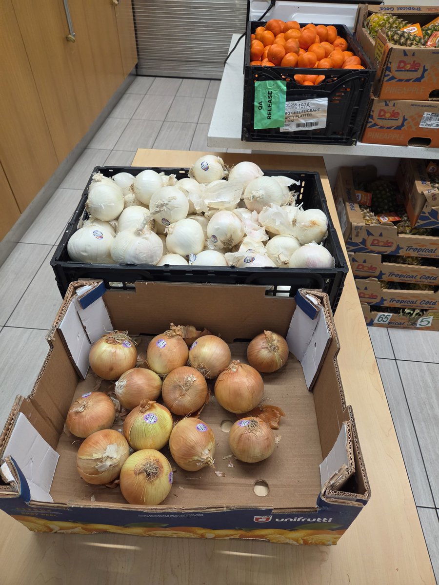 owenmiller75's tweet photo. Hungry @UVU students should get to the SLWC building for free fruits and vegetables (including grapes, melons, peaches, and even pineapples)! 😀 🍍
#APlaceForYou
#APlaceForFood
#FreeFoodFriday
#FreshFoodFriday
#UtahValleyUniversity
#UtahValley
#UVU https://t.co/JxrPMEvEPm