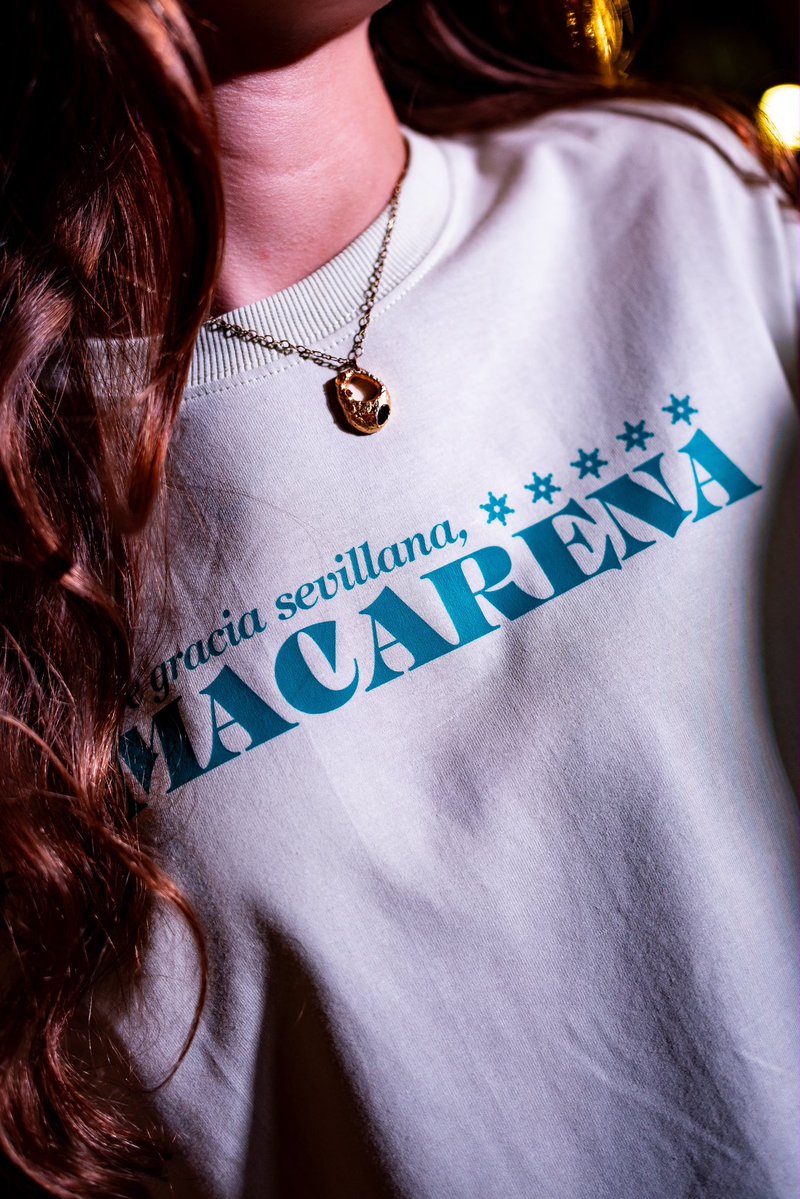 lacamadasevilla's tweet photo. 💚 YA DISPONIBLE «DE GRACIA SEVILLANA, MACARENA» 

Una camiseta para vestir uno de los mayores orgullos que existen: ser Macareno. Y de aquí a la eternidad. 

🛒 YA en https://t.co/B29xV1xy8i | 📨 MD https://t.co/LidMf5Xbx6
